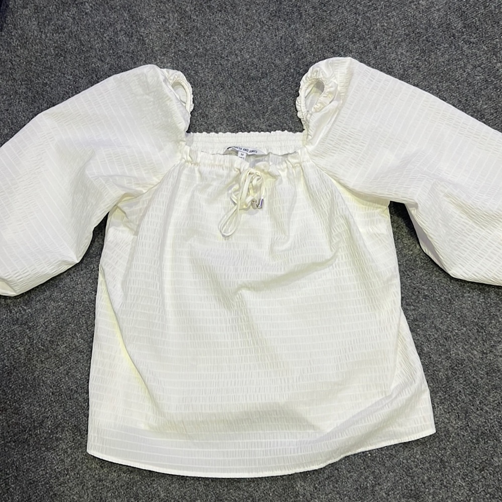 Elizabeth And James Size M Not worn